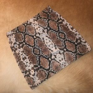 PrettyLittleThing L reptile skirt sz 10